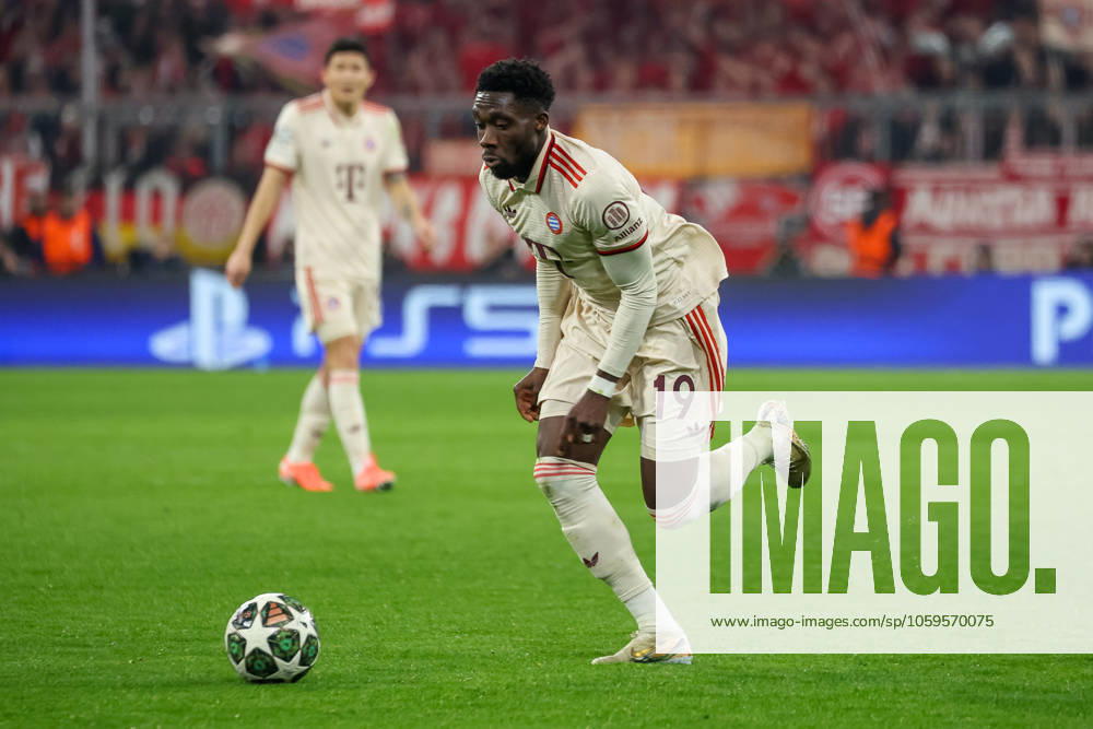 Alphonso Davies (FC Bayern Muenchen, 19) mit Ball, GER, FC Bayern Muenchen vs. Bayer 04 Leverkusen, Fussball, UEFA Champions League, Achtelfinale Hinspiel, Spielzeit 2024 2025, 05.03.2025, GER, FC Bayern Muenchen vs. Bayer 04 Leverkusen, Fussball, UEFA Champions League, Achtelfinale Hinspiel, Spielzeit 2024 2025, 05.03.2025 Muenchen