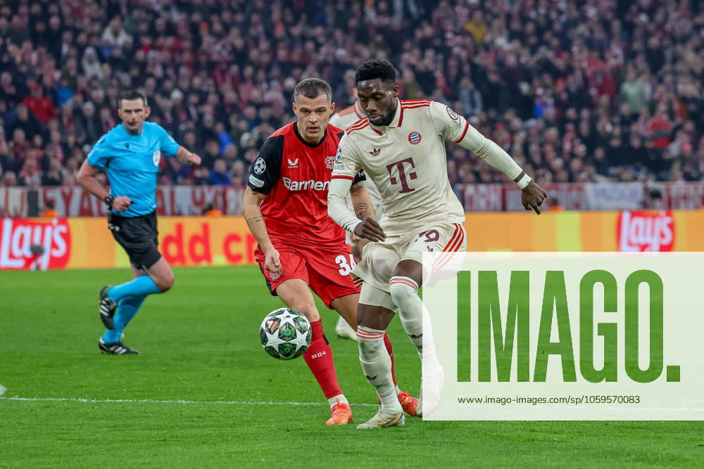 Alphonso Davies (FC Bayern Muenchen, 19) mit Ball mit Granit Xhaka (Bayer 04 Leverkusen, 34), GER, FC Bayern Muenchen vs. Bayer 04 Leverkusen, Fussball, UEFA Champions League, Achtelfinale Hinspiel, Spielzeit 2024 2025, 05.03.2025, GER, FC Bayern Muenchen vs. Bayer 04 Leverkusen, Fussball, UEFA Champions League, Achtelfinale Hinspiel, Spielzeit 2024 2025, 05.03.2025 Muenchen