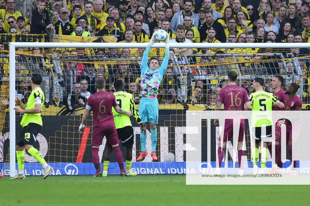 Torwart Finn Dahmen (FC Augsburg) in Aktion, am Ball, Einzelaktion waehrend des Spiels der 1. Bundesliga zwischen Borussia Dortmund und FC Augsburg, SIGNAL IDUNA PARK am 08. March 2025 in Dortmund, Deutschland. (Foto von Ralf Treese DeFodi Images) +++ Torwart Finn Dahmen (FC Augsburg) controls the ball during the Bundesliga match between Borussia Dortmund and FC Augsburg at Signal Iduna Park on March 8, 2025 in Dortmund, Germany. (Photo by Ralf Treese DeFodi Images) DFL regulations prohibit any use of photographs as image sequences and or quasi-video. (Photo by Ralf Treese DeFodi Images)