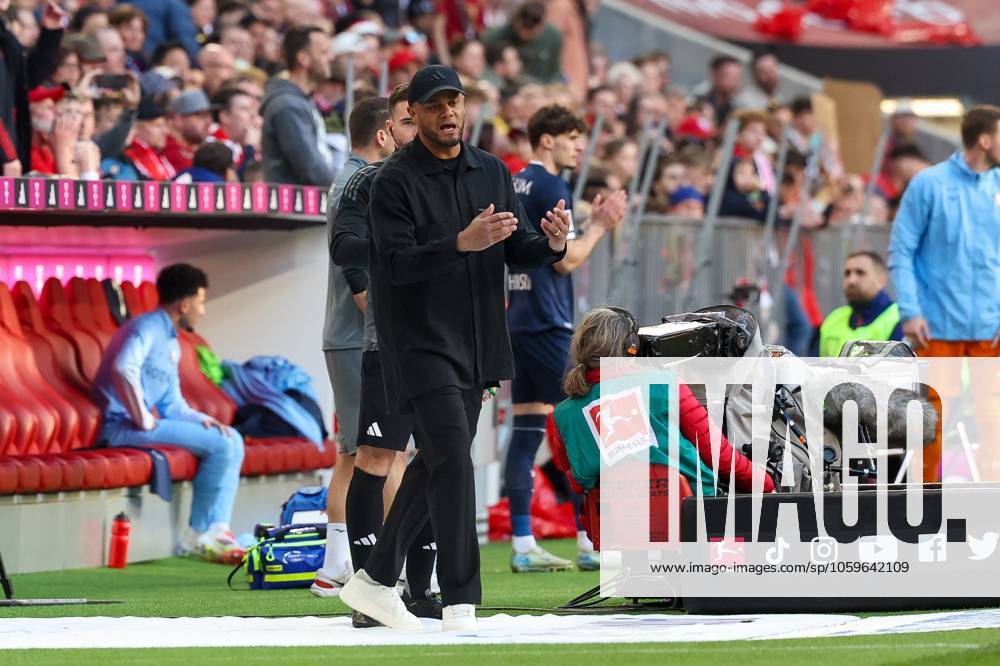Enttaeuschung bei Chef-Trainer Vincent Kompany (FC Bayern Muenchen) nach dem Tor zum 2:3, FC Bayern Muenchen vs. VfL Bochum, Fussball, 1. Bundesliga, 25. Spieltag, 08.03.2025 DFB regulations prohibit any use of photographs as image sequences and or quasi-video Muenchen Bayern Deutschland