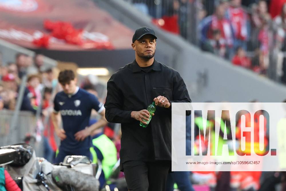 Enttaeuschung bei Chef-Trainer Vincent Kompany (FC Bayern Muenchen) nach dem Tor zum 2:3, FC Bayern Muenchen vs. VfL Bochum, Fussball, 1. Bundesliga, 25. Spieltag, 08.03.2025 DFB regulations prohibit any use of photographs as image sequences and or quasi-video Muenchen Bayern Deutschland