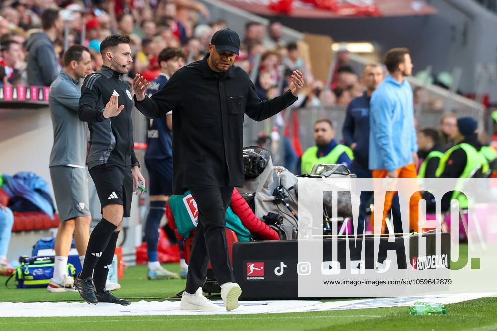 Enttaeuschung bei Chef-Trainer Vincent Kompany (FC Bayern Muenchen) nach dem Tor zum 2:3, FC Bayern Muenchen vs. VfL Bochum, Fussball, 1. Bundesliga, 25. Spieltag, 08.03.2025 DFB regulations prohibit any use of photographs as image sequences and or quasi-video Muenchen Bayern Deutschland