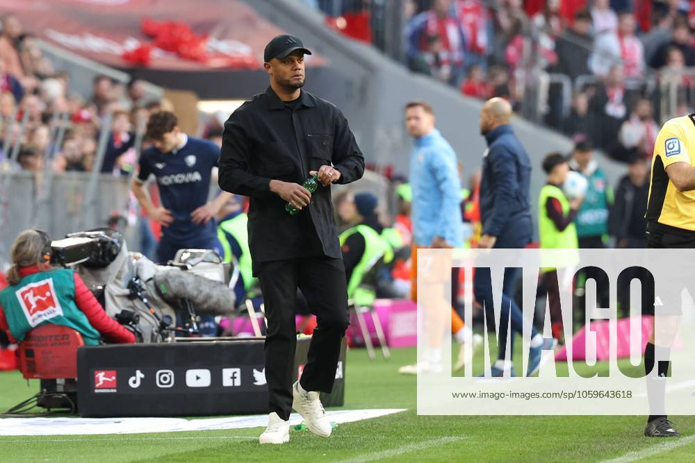 Enttaeuschung bei Chef-Trainer Vincent Kompany (FC Bayern Muenchen) nach dem Tor zum 2:3, FC Bayern Muenchen vs. VfL Bochum, Fussball, 1. Bundesliga, 25. Spieltag, 08.03.2025 DFB regulations prohibit any use of photographs as image sequences and or quasi-video Muenchen Bayern Deutschland
