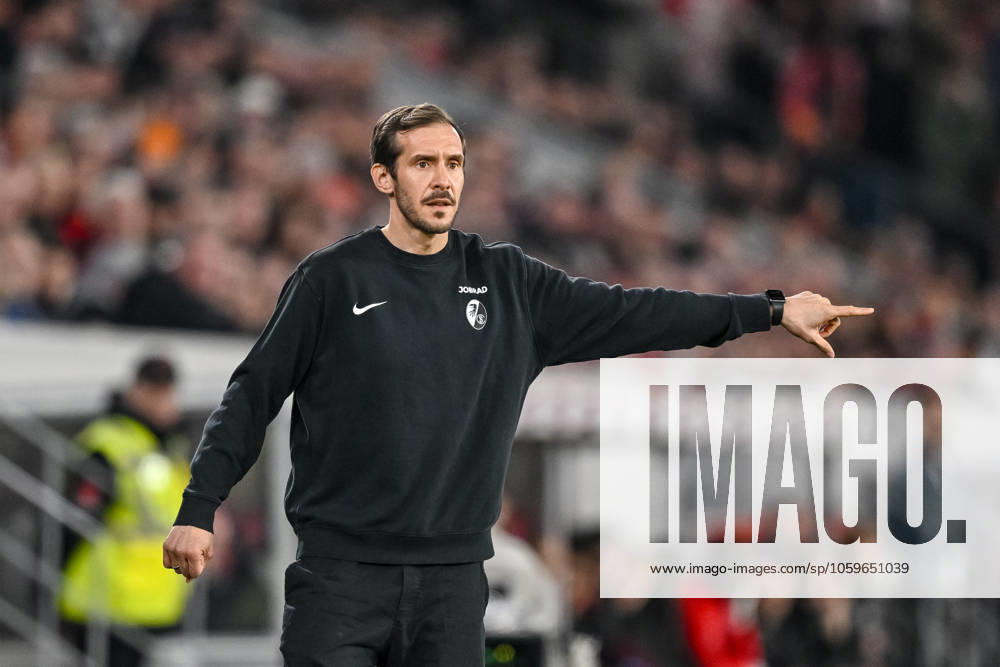 Trainer Julian Schuster(SC Freiburg) gestikuliert, gestik waehrend des Spiels der 1. Bundesliga zwischen SC Freiburg und RB Leipzig, Europa-Park Stadion am 08. March 2025 in Freiburg, Deutschland. (Foto von Harry Langer DeFodi Images) +++ Trainer Julian Schuster(SC Freiburg) gestures during the Bundesliga match between SC Freiburg and RB Leipzig at Europa-Park Stadium on March 8, 2025 in Freiburg, Germany. (Photo by Harry Langer DeFodi Images) DFL regulations prohibit any use of photographs as image sequences and or quasi-video. (Photo by Harry Langer DeFodi Images) DFL regulations prohibit any use of photographs as image sequences and or quasi-video.