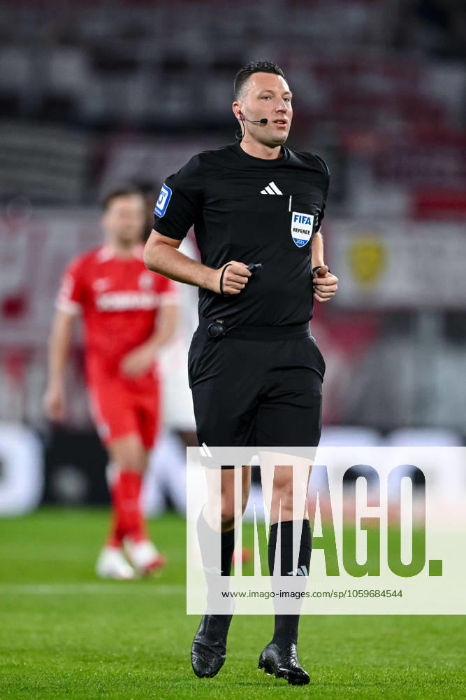 Schiedsrichter Sven Jablonski Schaut waehrend des Spiels der 1. Bundesliga zwischen SC Freiburg und RB Leipzig, Europa-Park Stadion am 08. March 2025 in Freiburg, Deutschland. (Foto von Harry Langer DeFodi Images) +++ Schiedsrichter Sven Jablonski Looks on during the Bundesliga match between SC Freiburg and RB Leipzig at Europa-Park Stadium on March 8, 2025 in Freiburg, Germany. (Photo by Harry Langer DeFodi Images) DFL regulations prohibit any use of photographs as image sequences and or quasi-video. (Photo by Harry Langer DeFodi Images) DFL regulations prohibit any use of photographs as image sequences and or quasi-video.