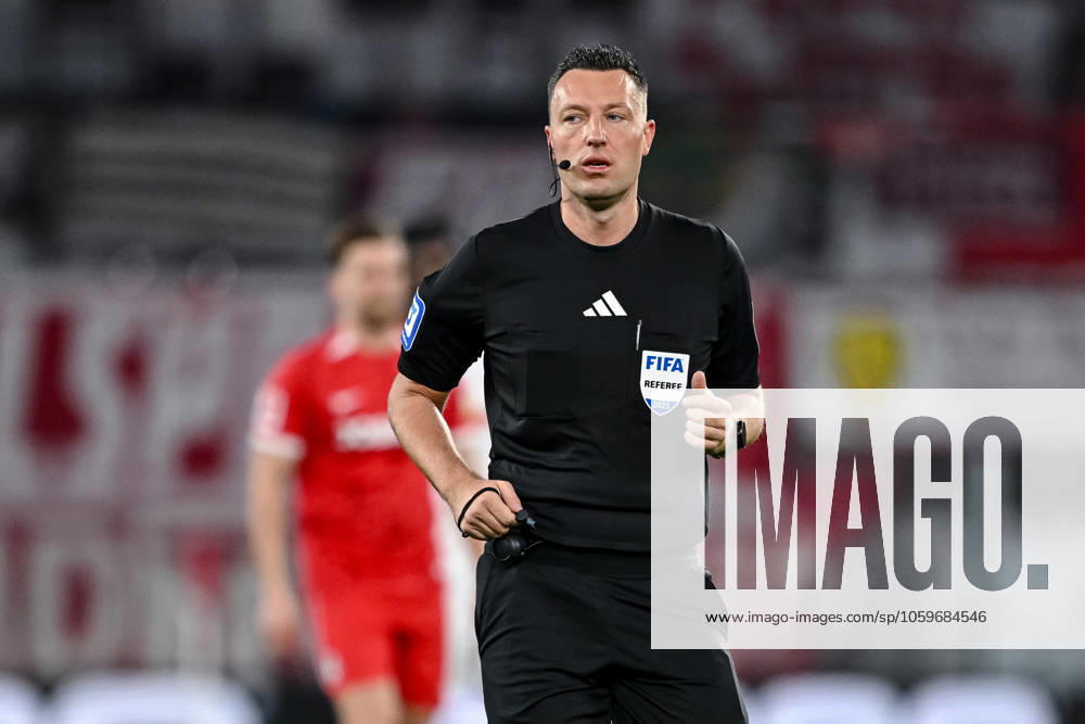 Schiedsrichter Sven Jablonski Schaut waehrend des Spiels der 1. Bundesliga zwischen SC Freiburg und RB Leipzig, Europa-Park Stadion am 08. March 2025 in Freiburg, Deutschland. (Foto von Harry Langer DeFodi Images) +++ Schiedsrichter Sven Jablonski Looks on during the Bundesliga match between SC Freiburg and RB Leipzig at Europa-Park Stadium on March 8, 2025 in Freiburg, Germany. (Photo by Harry Langer DeFodi Images) DFL regulations prohibit any use of photographs as image sequences and or quasi-video. (Photo by Harry Langer DeFodi Images) DFL regulations prohibit any use of photographs as image sequences and or quasi-video.