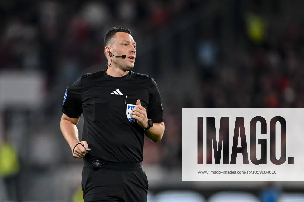 Schiedsrichter Sven Jablonski Schaut waehrend des Spiels der 1. Bundesliga zwischen SC Freiburg und RB Leipzig, Europa-Park Stadion am 08. March 2025 in Freiburg, Deutschland. (Foto von Harry Langer DeFodi Images) +++ Schiedsrichter Sven Jablonski Looks on during the Bundesliga match between SC Freiburg and RB Leipzig at Europa-Park Stadium on March 8, 2025 in Freiburg, Germany. (Photo by Harry Langer DeFodi Images) DFL regulations prohibit any use of photographs as image sequences and or quasi-video. (Photo by Harry Langer DeFodi Images) DFL regulations prohibit any use of photographs as image sequences and or quasi-video.