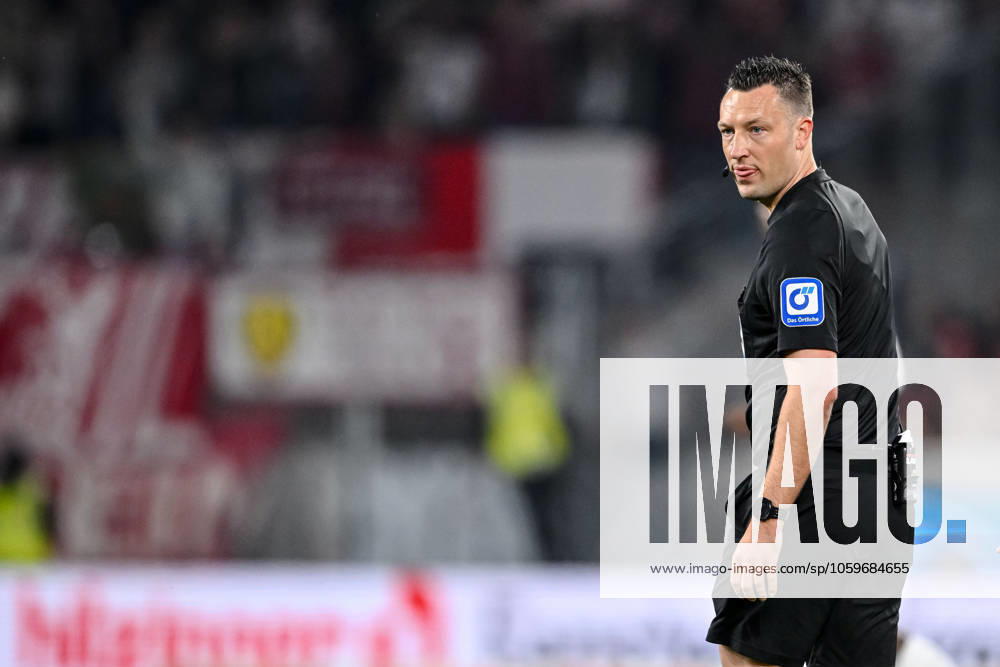Schiedsrichter Sven Jablonski Schaut waehrend des Spiels der 1. Bundesliga zwischen SC Freiburg und RB Leipzig, Europa-Park Stadion am 08. March 2025 in Freiburg, Deutschland. (Foto von Harry Langer DeFodi Images) +++ Schiedsrichter Sven Jablonski Looks on during the Bundesliga match between SC Freiburg and RB Leipzig at Europa-Park Stadium on March 8, 2025 in Freiburg, Germany. (Photo by Harry Langer DeFodi Images) DFL regulations prohibit any use of photographs as image sequences and or quasi-video. (Photo by Harry Langer DeFodi Images) DFL regulations prohibit any use of photographs as image sequences and or quasi-video.