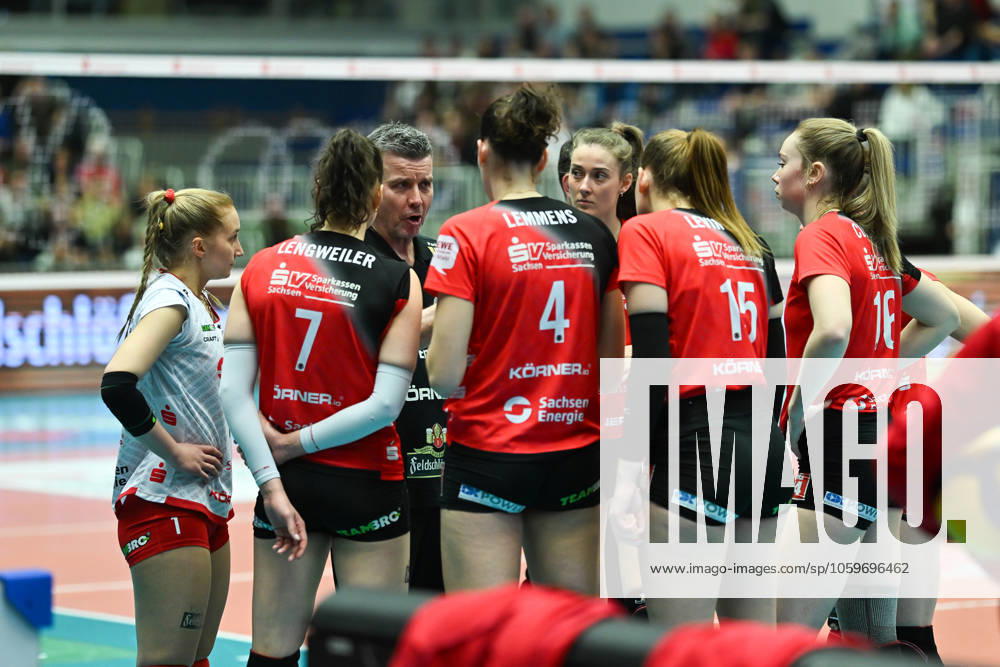 Alexander Waibl (Cheftrainer Dresdner SC) spricht in der Satzpause mit seinem Team - Dresdner SC vs. Ladies in Black Aachen, 1. Volleyball Bundesliga Frauen, Spielzeit 2024 2025, 08.03.2025 Dresdner SC vs. Ladies in Black Aachen, 1. Volleyball Bundesliga Frauen, Spielzeit 2024 2025, 08.03.2025 Dresden