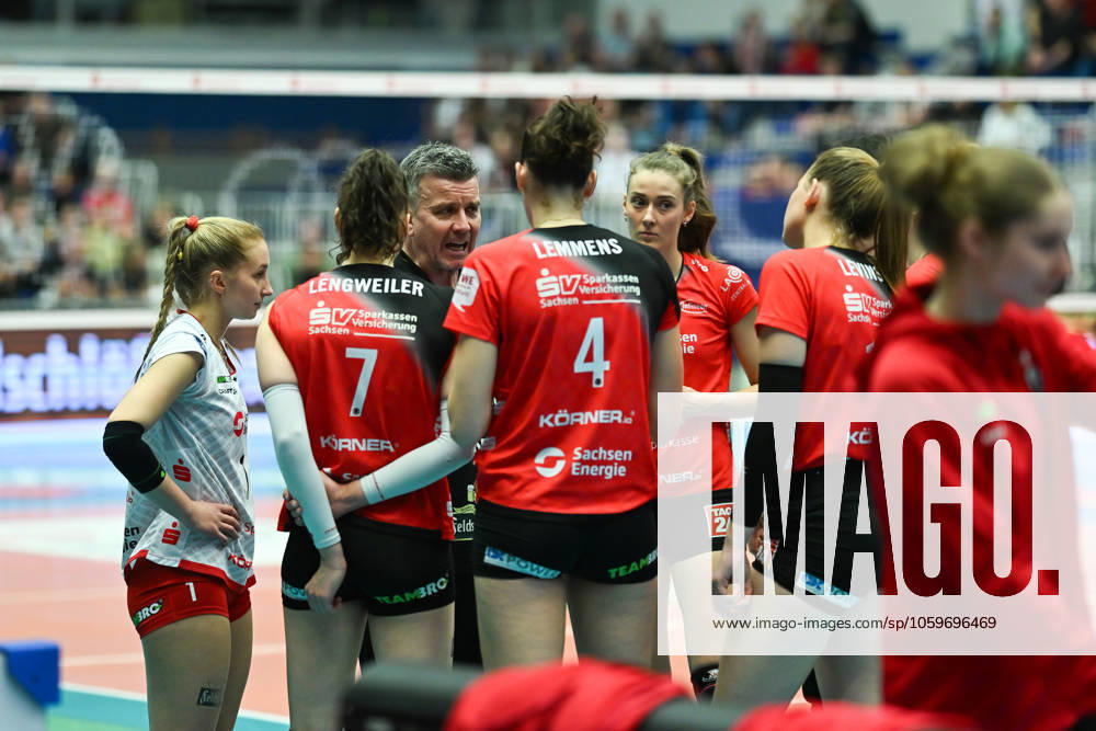 Alexander Waibl (Cheftrainer Dresdner SC) spricht in der Satzpause mit seinem Team - Dresdner SC vs. Ladies in Black Aachen, 1. Volleyball Bundesliga Frauen, Spielzeit 2024 2025, 08.03.2025 Dresdner SC vs. Ladies in Black Aachen, 1. Volleyball Bundesliga Frauen, Spielzeit 2024 2025, 08.03.2025 Dresden