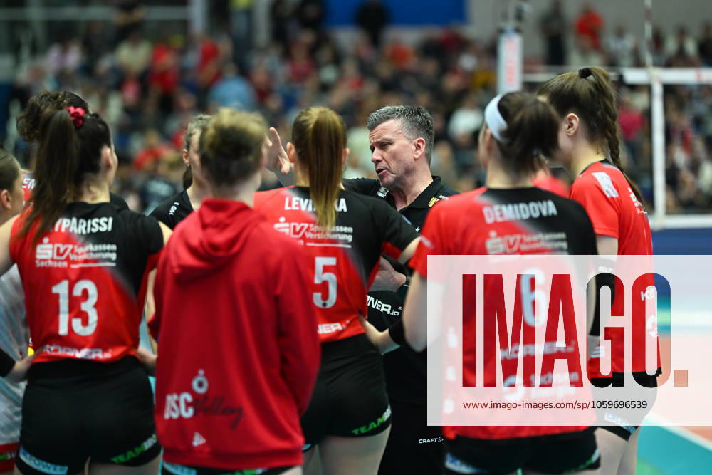 Alexander Waibl (Cheftrainer Dresdner SC) Dresdner SC vs. Ladies in Black Aachen, 1. Volleyball Bundesliga Frauen, Spielzeit 2024 2025, 08.03.2025 Dresdner SC vs. Ladies in Black Aachen, 1. Volleyball Bundesliga Frauen, Spielzeit 2024 2025, 08.03.2025 Dresden