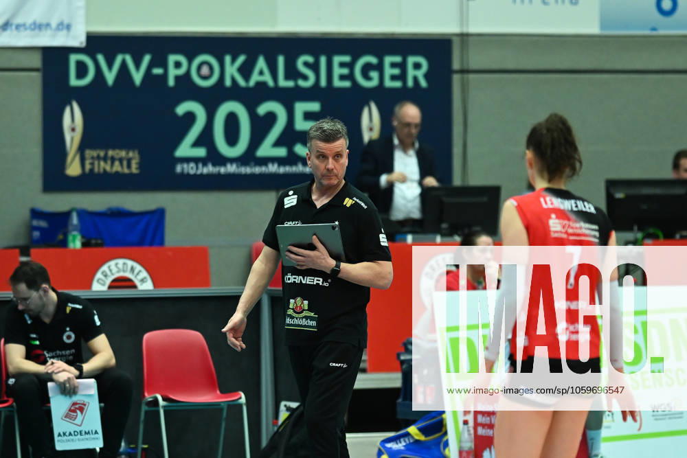 Alexander Waibl (Cheftrainer Dresdner SC) Dresdner SC vs. Ladies in Black Aachen, 1. Volleyball Bundesliga Frauen, Spielzeit 2024 2025, 08.03.2025 Dresdner SC vs. Ladies in Black Aachen, 1. Volleyball Bundesliga Frauen, Spielzeit 2024 2025, 08.03.2025 Dresden
