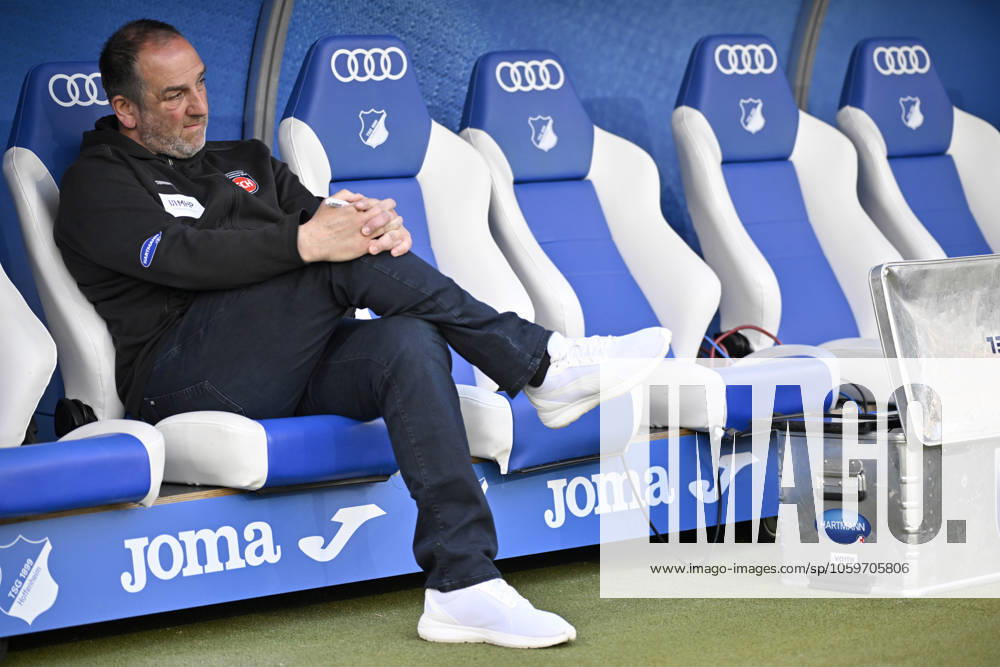 Vor Spielbeginn: Trainer Coach Frank Schmidt 1. FC Heidenheim 1846 FCH sitzt auf Trainerbank TSG 1899 Hoffenheim vs 1. FC Heidenheim 1846 FCH 09.03.2025 DFL REGULATIONS PROHIBIT ANY USE OF PHOTOGRAPHS AS IMAGE SEQUENCES AND OR QUASI-VIDEO TSG 1899 Hoffenheim vs 1. FC Heidenheim 1846 FCH