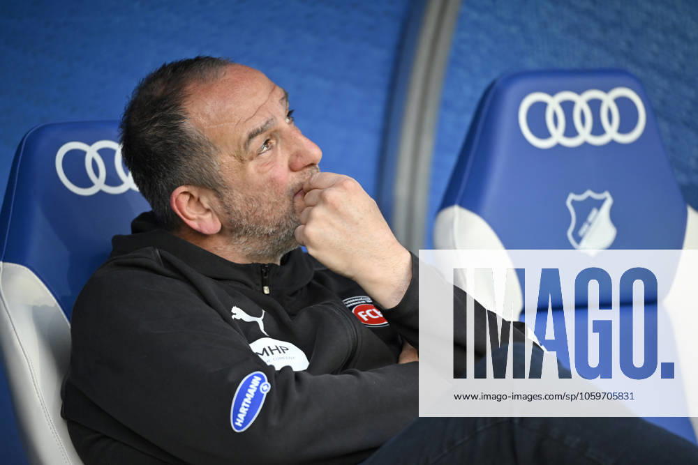 Vor Spielbeginn: Trainer Coach Frank Schmidt 1. FC Heidenheim 1846 FCH sitzt auf Trainerbank nachdenklich TSG 1899 Hoffenheim vs 1. FC Heidenheim 1846 FCH 09.03.2025 DFL REGULATIONS PROHIBIT ANY USE OF PHOTOGRAPHS AS IMAGE SEQUENCES AND OR QUASI-VIDEO TSG 1899 Hoffenheim vs 1. FC Heidenheim 1846 FCH