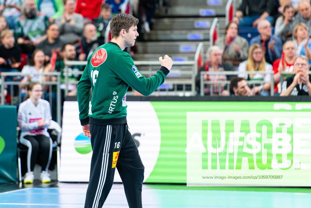 Simon Gade (TSV Hannover-Burgdorf, Nr. 16) (v.l.), TSV Hannover-Burgdorf (rot) gegen HSV Hamburg (weiss) am 22. Spieltag der Saison 2024 2025 in der DAIKIN Handball-Bundesliga (09.03.2025, ZAG Arena (Hannover, GER),
