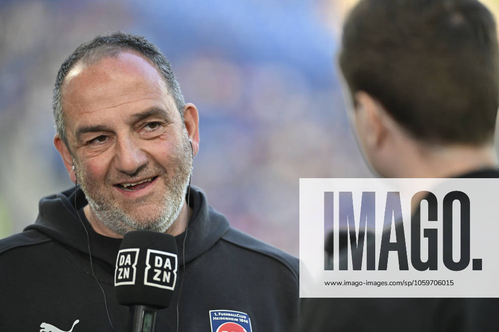 Vor Spielbeginn: Trainer Coach Frank Schmidt 1. FC Heidenheim 1846 FCH Portrait im Interview Mikrofon Mikro Logo DAZN TSG 1899 Hoffenheim vs 1. FC Heidenheim 1846 FCH 09.03.2025 DFL REGULATIONS PROHIBIT ANY USE OF PHOTOGRAPHS AS IMAGE SEQUENCES AND OR QUASI-VIDEO TSG 1899 Hoffenheim vs 1. FC Heidenheim 1846 FCH
