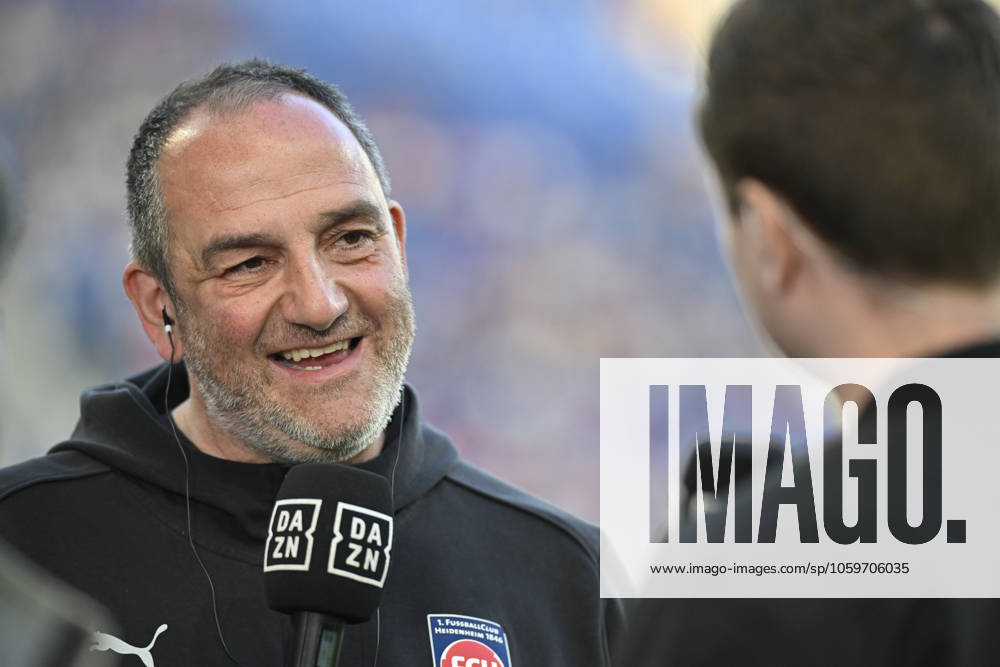 Vor Spielbeginn: Trainer Coach Frank Schmidt 1. FC Heidenheim 1846 FCH Portrait im Interview Mikrofon Mikro Logo DAZN TSG 1899 Hoffenheim vs 1. FC Heidenheim 1846 FCH 09.03.2025 DFL REGULATIONS PROHIBIT ANY USE OF PHOTOGRAPHS AS IMAGE SEQUENCES AND OR QUASI-VIDEO TSG 1899 Hoffenheim vs 1. FC Heidenheim 1846 FCH