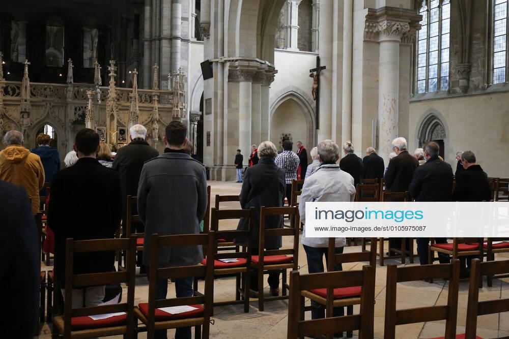 Domprediger Jörg Uhle Wettler spricht den Festgottesdienst zum Reformationstag mit heiligem Abendmahl im Dom Magdeburg, eigentlich sollte unter anderem Ministerpräsident Dr. Reiner Haseloff sprechen, der aber am Tag zuvor wegen der Corona Pandemie seine Rede abgesagt hat. Zum Festgottesdienst zum Reformationstag waren unter Einhaltung der Hygieneregeln bis zu dreihundert Menschen zugelassen.