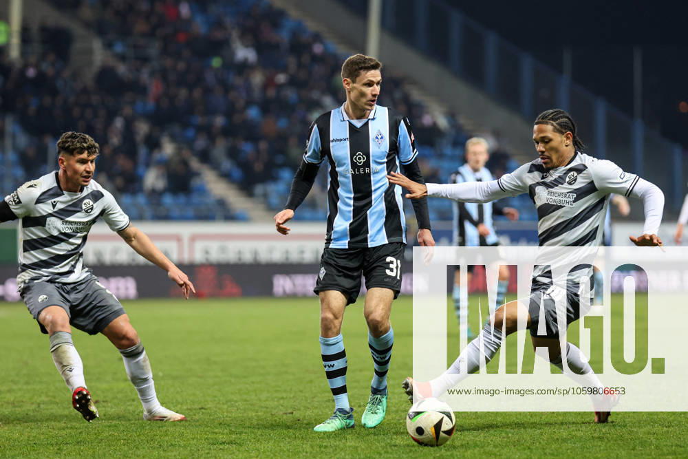 Maximilian Thalhammer (SV Waldhof Mannheim, 31) und Justin Butler (SV Sandhausen, Nr. 10) beim SV Waldhof Mannheim - SV Sandhausen am 12.03.25 in Carl Benz Stadion, Mannheim Foto: Alfio Marino