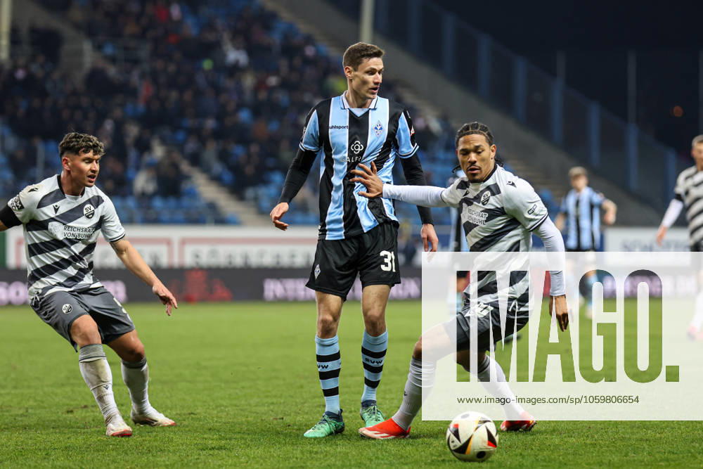 Maximilian Thalhammer (SV Waldhof Mannheim, 31) und Justin Butler (SV Sandhausen, Nr. 10) beim SV Waldhof Mannheim - SV Sandhausen am 12.03.25 in Carl Benz Stadion, Mannheim Foto: Alfio Marino