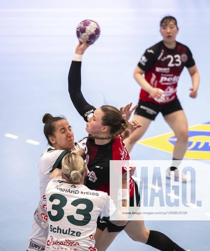 Handball Frauen 1. Bundesliga Frauen Saison 2024-2025 Salzhalle 21. Spieltag Thüringer HC - FRISCH AUF Göppingen im Foto: Csenge Kuczora 59 (Thüringer HC) im Zweikampf mit Luisa Schulze 33 (FRISCH AUF Göppingen) ( Deutschland Thueringen Bad Langensalza
