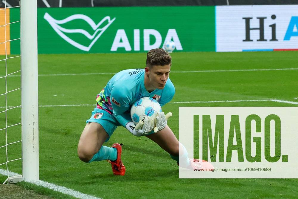 Torwartaktion von Finn Dahmen (FC Augsburg 1), FC Augsburg vs. VfL Wolfsburg, Fussball, Bundesliga, 26. Spieltag, 15.03..2025 DFB regulations prohibit any use of photographs as image sequences and or quasi-video Augsburg Bayern Deutschland