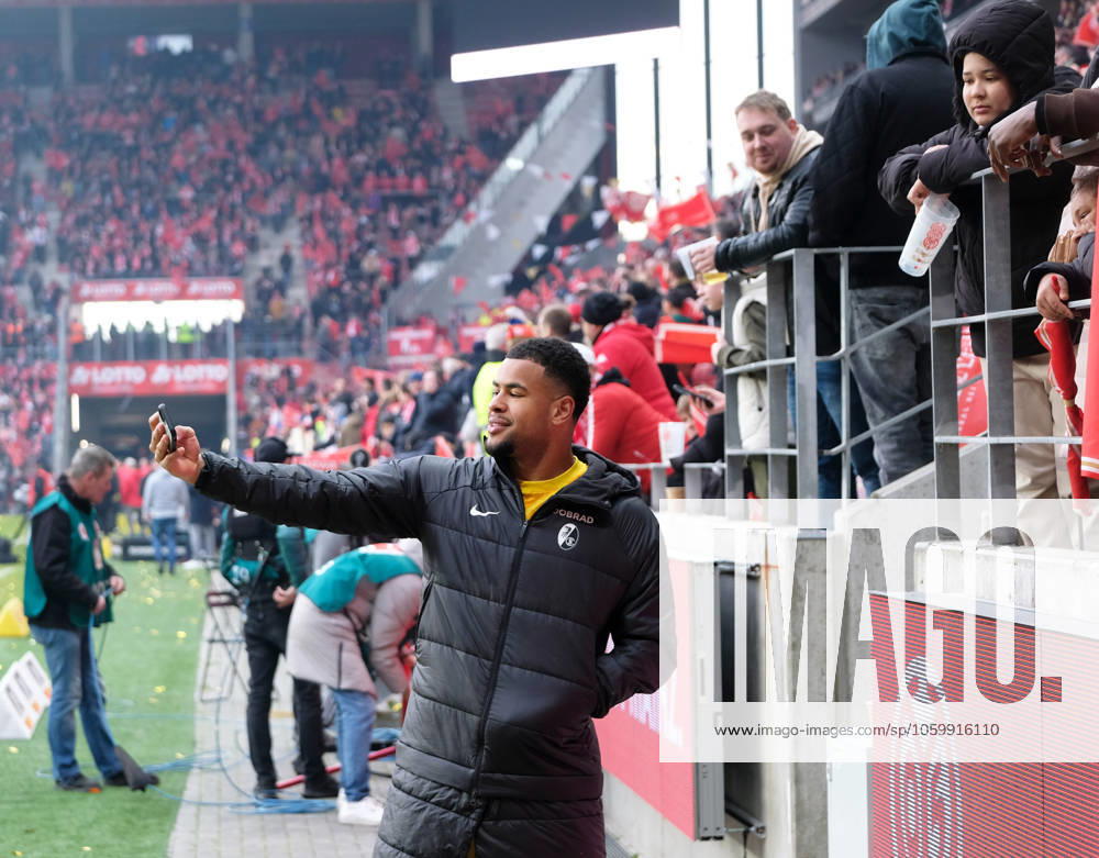 Fussball-Bundesliga - Saison 2024 2025 Mewa-Arena Mainz - 15.03.2025 1. FSV Mainz 05 (mz) - FC Freiburg (fr) 2:2 Ein Selfie mit Torwart Noah ATUBOLU (SC Freiburg) DFL REGULATIONS PROHIBIT ANY USE OF PHOTOGRAPHS AS IMAGE SEQUENCES AND OR QUASI VIDEO NATIONAL AND INTERNATIONAL NEWS AGENCIES OUT Fussball-Bundesliga - 1. FSV Mainz 05