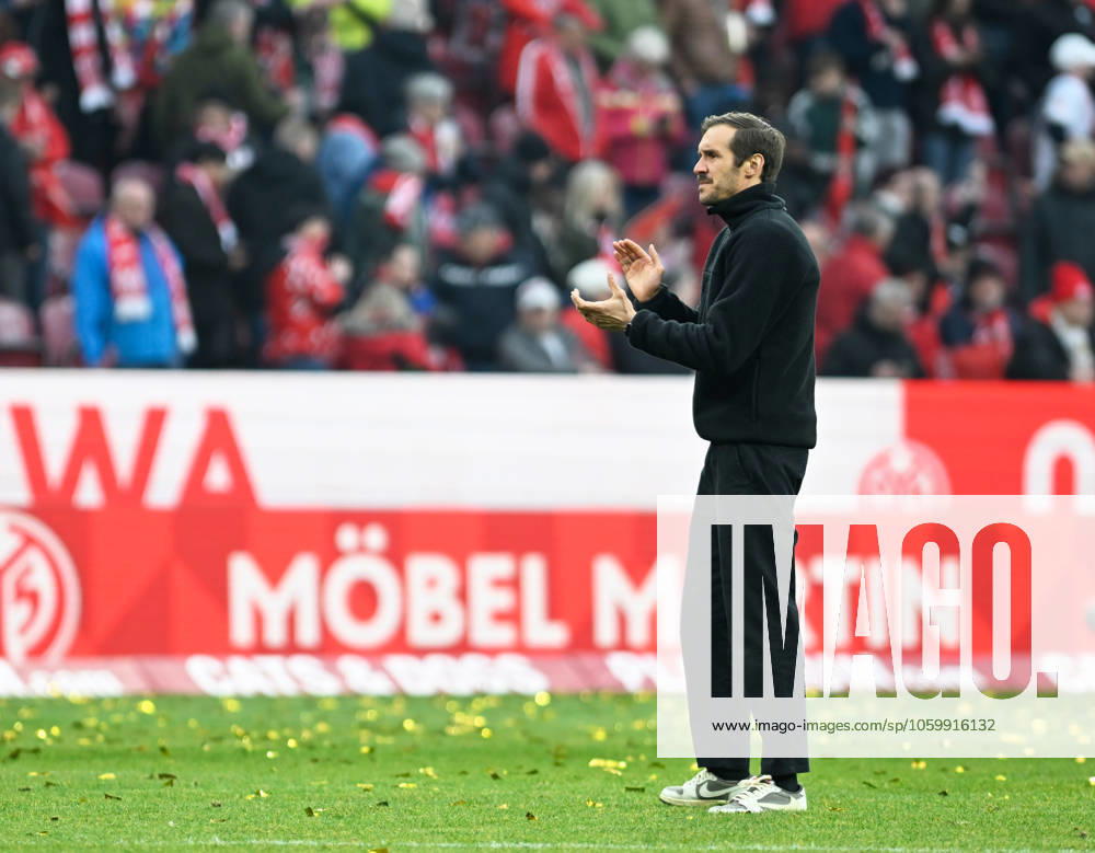 Fussball-Bundesliga - Saison 2024 2025 Mewa-Arena Mainz - 15.03.2025 1. FSV Mainz 05 (mz) - FC Freiburg (fr) 2:2 Trainer Julian SCHUSTER (SC Freiburg) bedankt sich bei den Fans DFL REGULATIONS PROHIBIT ANY USE OF PHOTOGRAPHS AS IMAGE SEQUENCES AND OR QUASI VIDEO NATIONAL AND INTERNATIONAL NEWS AGENCIES OUT Fussball-Bundesliga - 1. FSV Mainz 05