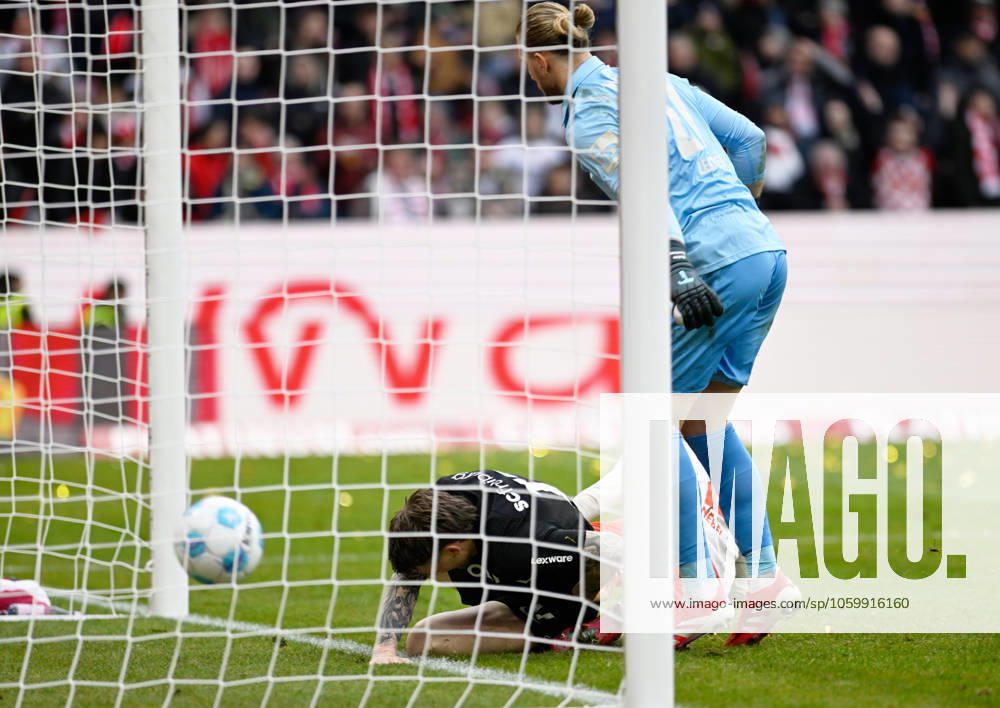 Fussball-Bundesliga - Saison 2024 2025 Mewa-Arena Mainz - 15.03.2025 1. FSV Mainz 05 (mz) - FC Freiburg (fr) 2:2 2:2 durch Lucas HOELER (SC Freiburg), am Boden, re: Torwart Robin ZENTNER (1. FSV Mainz 05) DFL REGULATIONS PROHIBIT ANY USE OF PHOTOGRAPHS AS IMAGE SEQUENCES AND OR QUASI VIDEO NATIONAL AND INTERNATIONAL NEWS AGENCIES OUT Fussball-Bundesliga - 1. FSV Mainz 05