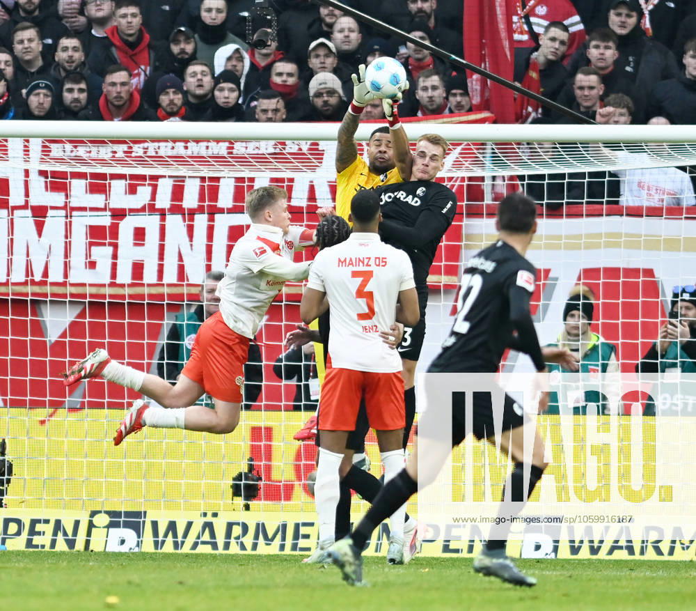 Fussball-Bundesliga - Saison 2024 2025 Mewa-Arena Mainz - 15.03.2025 1. FSV Mainz 05 (mz) - FC Freiburg (fr) 2:2 V.li: Jonathan BURKARDT (1. FSV Mainz 05), Moritz JENZ (1. FSV Mainz 05), Torwart Noah ATUBOLU (SC Freiburg)Vincenzo GRIFFO (SC Freiburg) DFL REGULATIONS PROHIBIT ANY USE OF PHOTOGRAPHS AS IMAGE SEQUENCES AND OR QUASI VIDEO NATIONAL AND INTERNATIONAL NEWS AGENCIES OUT Fussball-Bundesliga - 1. FSV Mainz 05