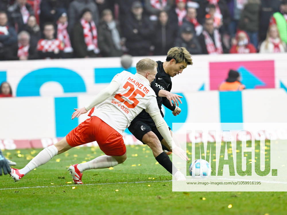 Fussball-Bundesliga - Saison 2024 2025 Mewa-Arena Mainz - 15.03.2025 1. FSV Mainz 05 (mz) - FC Freiburg (fr) 2:2 Andreas HANCHE-OLSEN (1. FSV Mainz 05), li Ritsu DOAN (SC Freiburg) DFL REGULATIONS PROHIBIT ANY USE OF PHOTOGRAPHS AS IMAGE SEQUENCES AND OR QUASI VIDEO NATIONAL AND INTERNATIONAL NEWS AGENCIES OUT Fussball-Bundesliga - 1. FSV Mainz 05