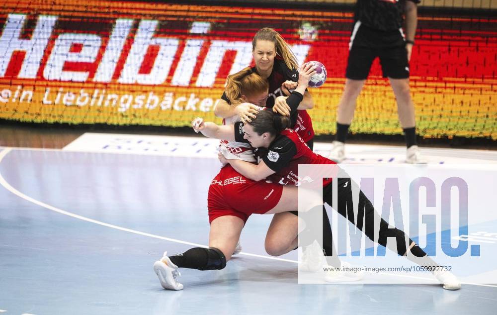 Handball Frauen 1. Bundesliga Frauen Saison 2024-2025 Salzhalle 19. Spieltag Thüringer HC - HB Ludwigsburg im Foto: Sofia Hvenfelt 20 (HB Ludwigsburg) im Zweikampf mit Josefine Hanfland 57 (Thüringer HC) und Kerstin Kündig 27 (Thüringer HC) ( Deutschland Thueringen Bad Langensalza