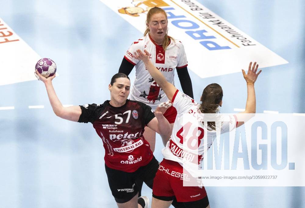 Handball Frauen 1. Bundesliga Frauen Saison 2024-2025 Salzhalle 19. Spieltag Thüringer HC - HB Ludwigsburg im Foto: Josefine Hanfland 57 (Thüringer HC) im Zweikampf mit Dorottya Faluvà gi 48 (HB Ludwigsburg) und Sofia Hvenfelt 20 (HB Ludwigsburg) ( Deutschland Thueringen Bad Langensalza