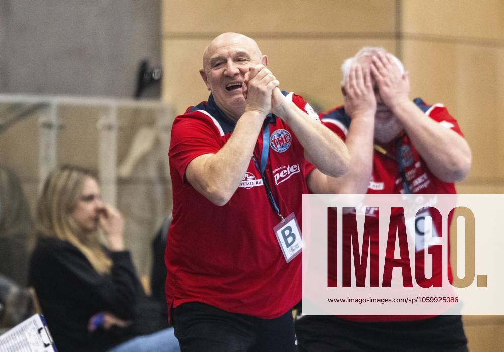 Handball Frauen 1. Bundesliga Frauen Saison 2024-2025 Salzhalle 19. Spieltag Thüringer HC - HB Ludwigsburg im Foto: Trainer Herbert Mueller (Thüringer HC). Co-Trainer Helfried Mueller (Thüringer HC) ( Deutschland Thueringen Bad Langensalza