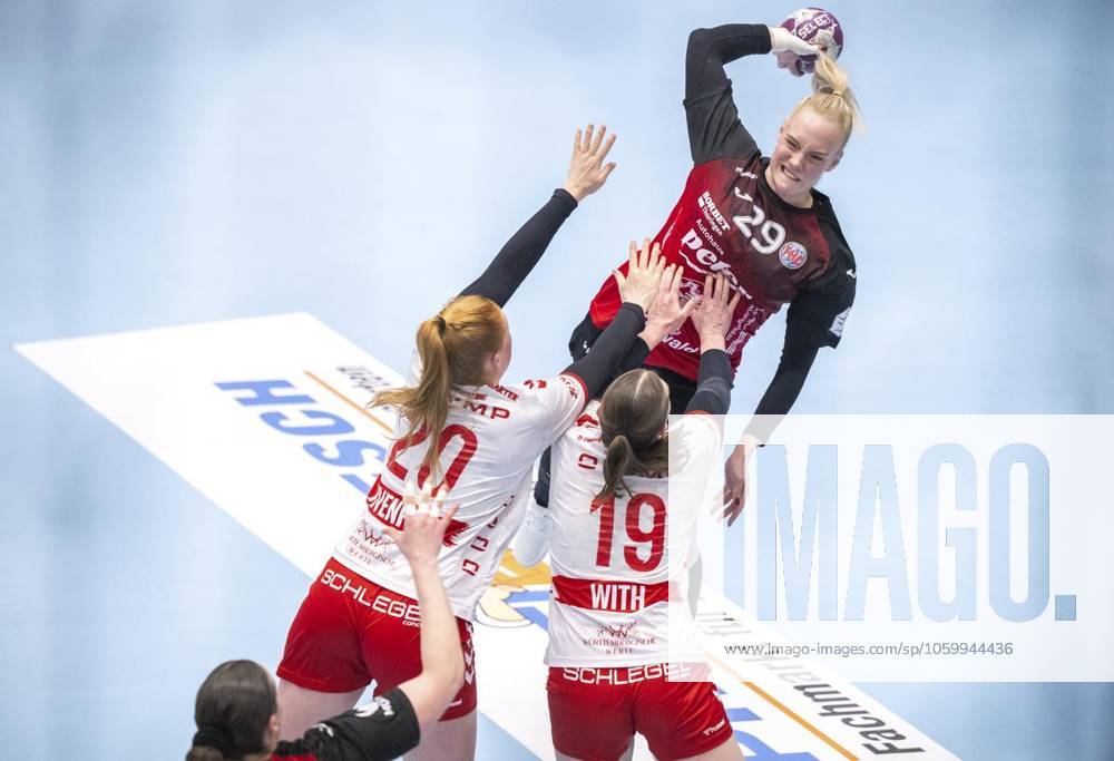 Handball Frauen 1. Bundesliga Frauen Saison 2024-2025 Salzhalle 19. Spieltag Thüringer HC - HB Ludwigsburg im Foto: Johanna Reichert 29 (Thüringer HC) im Zweikampf mit Anne With Johansen 19 (HB Ludwigsburg) und Sofia Hvenfelt 20 (HB Ludwigsburg) ( Deutschland Thueringen Bad Langensalza