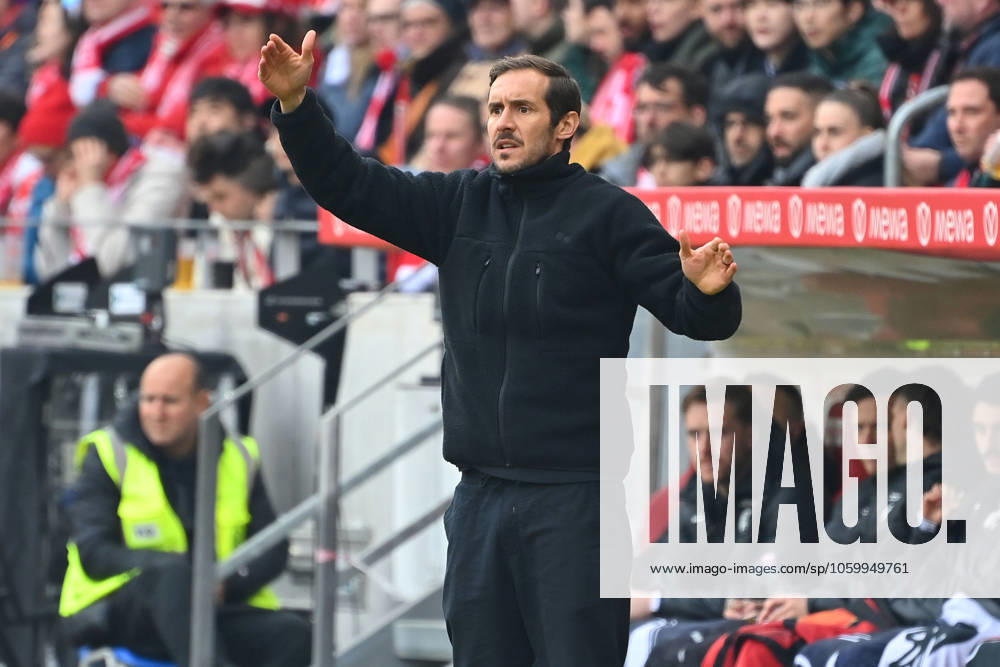 Trainer Julian SCHUSTER (SC Freiburg), Gestik,gibt Anweisungen, Einzelbild,angeschnittenes Einzelmotiv,Halbfigur,halbe Figur, Fussball 1. Bundesliga Saison 2024 2025, 26.Spieltag, Spieltag16 1.FSV Mainz 05 - SC Freiburg 2-2 am 15.03.2025, MEWA ARENA
