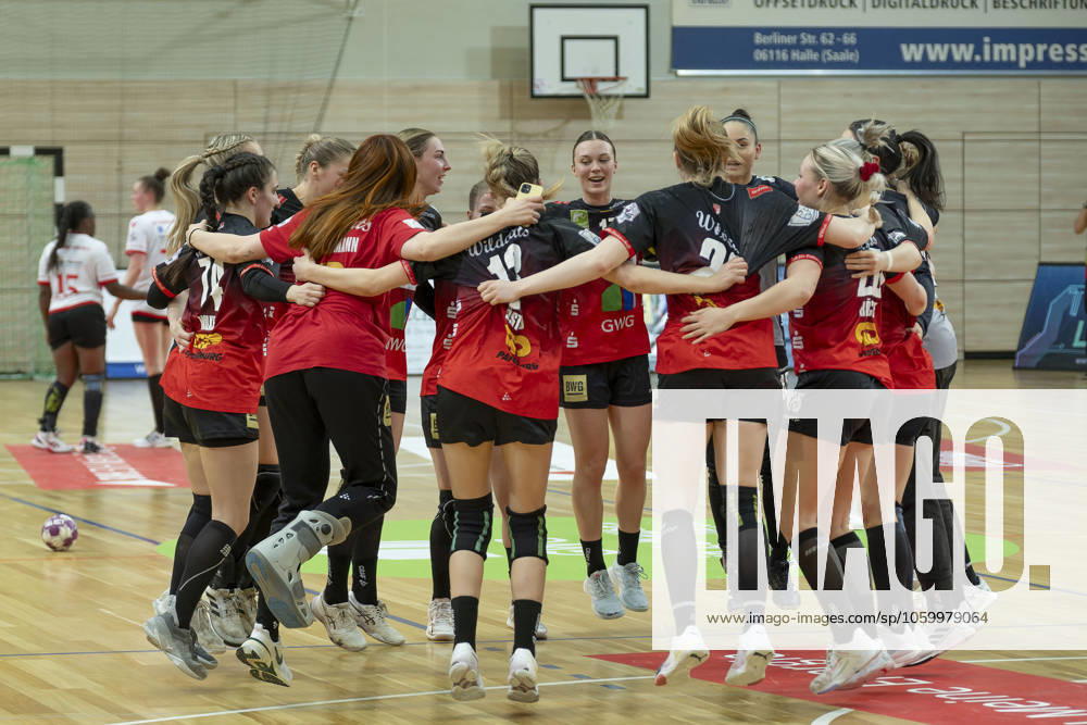 Wildcats jubeln nach 31:26 Heimsieg, SV Union Halle-Neustadt - HSV Solingen-Graefrath 76, Handball Frauen, 2. Bundesliga, 21. Spieltag, Saison 2024 25, 16.03.2025 Halle SWH Arena Sachsen-Anhalt Deutschland