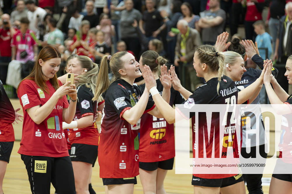 Wildcats jubeln nach 31:26 Heimsieg, SV Union Halle-Neustadt - HSV Solingen-Graefrath 76, Handball Frauen, 2. Bundesliga, 21. Spieltag, Saison 2024 25, 16.03.2025 Halle SWH Arena Sachsen-Anhalt Deutschland