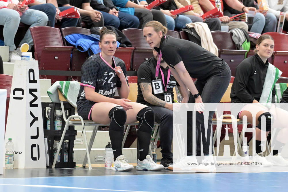 Miriam Hirsch (TusSies Metzingen, Trainerin) im Gespraech mit Svenja Huebner (TusSies Metzingen, 26) HB Ludwigsburg vs. TusSies Metzingen, Handball, HBF, 20.Ligaspieltag, Saison 2024 2025, 19.03.2025 HB Ludwigsburg vs. TusSies Metzingen, Handball, HBF, 20.Ligaspieltag, Saison 2024 2025, 19.03.2025 Ludwigsburg