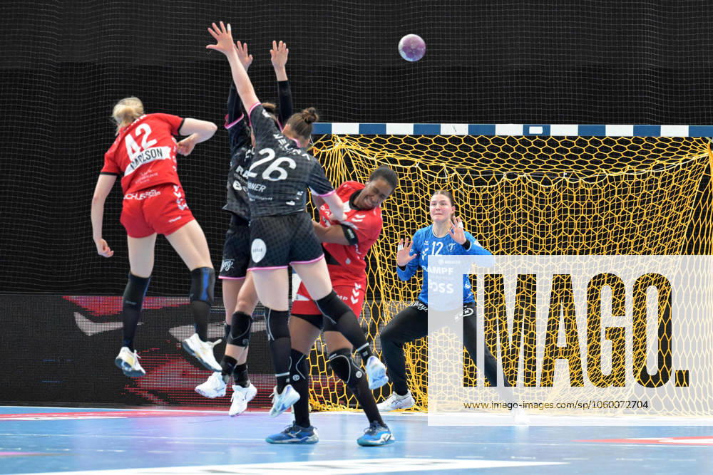 Marie Kristin Weiss (TusSies Metzingen, 12) im Tor gegen Jenny Carlson (HB Ludwigsburg, 42) HB Ludwigsburg vs. TusSies Metzingen, Handball, HBF, 20.Ligaspieltag, Saison 2024 2025, 19.03.2025 HB Ludwigsburg vs. TusSies Metzingen, Handball, HBF, 20.Ligaspieltag, Saison 2024 2025, 19.03.2025 Ludwigsburg