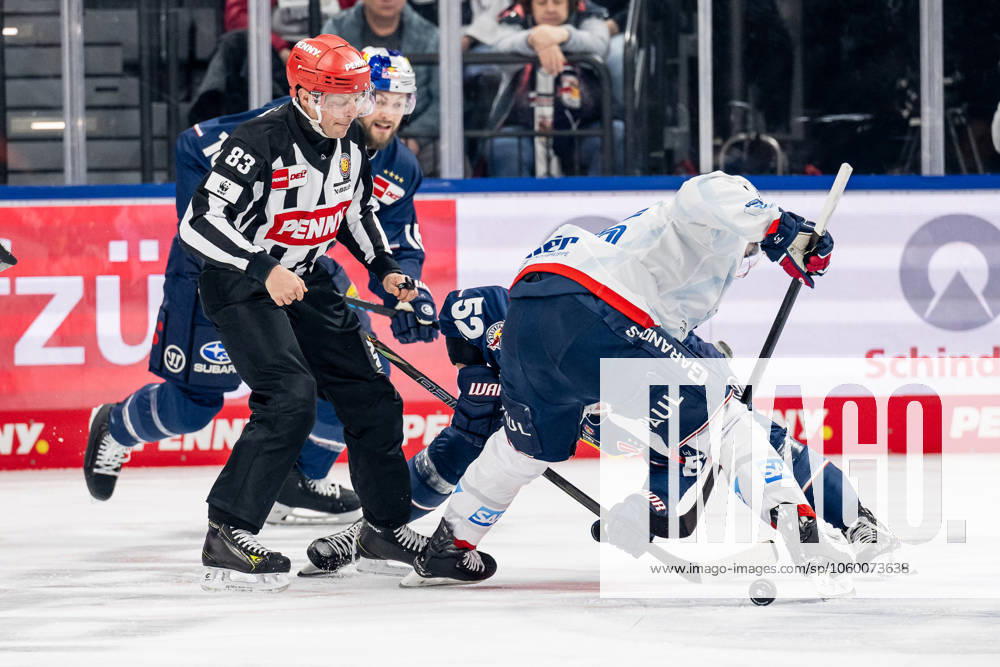 Linesperson David Tschirner fuehrt ein Bully Faceoff aus zwischen Patrick Hager (EHC Red Bull Muenchen, 52) und Marc Michaelis (Adler Mannheim, 65). GER, EHC Red Bull Muenchen vs. Adler Mannheim, Eishockey, DEL, Playoffs, Viertelfinale Spiel 2, Saison 2024 2025, 19.03.2025. GER, EHC Red Bull Muenchen vs. Adler Mannheim, Eishockey, DEL, Playoffs, Viertelfinale Spiel 2, Saison 2024 2025, 19.03.2025. Muenchen