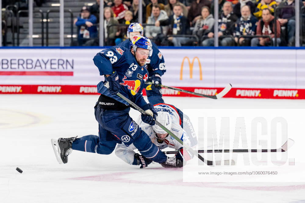 Kampf um den Puck Zweikampf zwischen Maximilian Kastner (EHC Red Bull Muenchen, 93) und Lukas Kaelble (Adler Mannheim, 49). GER, EHC Red Bull Muenchen vs. Adler Mannheim, Eishockey, DEL, Playoffs, Viertelfinale Spiel 2, Saison 2024 2025, 19.03.2025. GER, EHC Red Bull Muenchen vs. Adler Mannheim, Eishockey, DEL, Playoffs, Viertelfinale Spiel 2, Saison 2024 2025, 19.03.2025. Muenchen