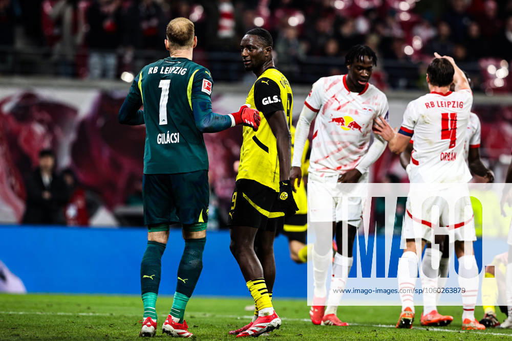 Serhou Guirassy (Borussia Dortmund,9) und Torwart Peter Gulacsi (RB Leipzig,1) - 1. Fussball Bundesliga Saison 2024-2025 RB Leipzig vs. Borussia Dortmund in der Red Bull Arena in Leipzig - Aktion,Fussball,Deutschland,Mann,Männer