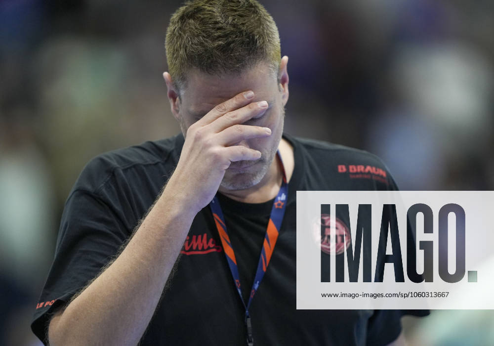 Carsten Lichtlein (MT Melsungen, Torwarttrainer) enttäuscht mit der Hand vor dem Gesicht. Handball EHF European League, VfL Gummersbach - MT Melsungen