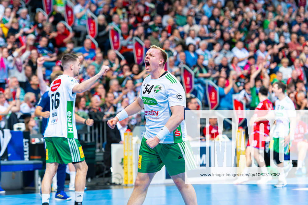Justus Fischer (TSV Hannover-Burgdorf, Nr. 54) (v.l.), TSV Hannover-Burgdorf (weiß) gegen SG BBM Bietigheim (rot) am 24. Spieltag der Saison 2024 2025 in der DAIKIN Handball-Bundesliga (27.03.2025, ZAG Arena (Hannover, GER),