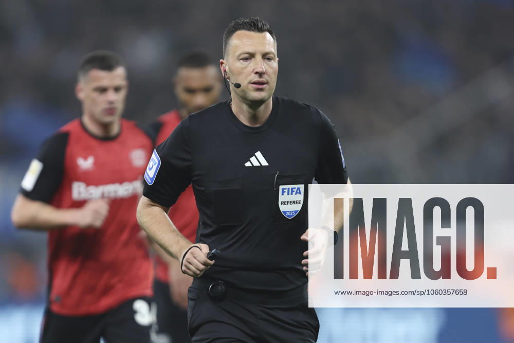 Schiedsrichter Sven Jablonski schaut waehrend des Spiels der 1. Bundesliga zwischen Bayer 04 Leverkusen und VfL Bochum 1848, BayArena am 28. März 2025 in Leverkusen, Deutschland. (Foto von Oliver Kaelke DeFodi Images) +++ Schiedsrichter Sven Jablonski looks on during the Bundesliga match between Bayer 04 Leverkusen and VfL Bochum 1848 at BayArena on March 28, 2025 in Leverkusen, Germany. (Photo by Oliver Kaelke DeFodi Images) DFL regulations prohibit any use of photographs as image sequences and or quasi-video. (Photo by Oliver Kaelke DeFodi Images)