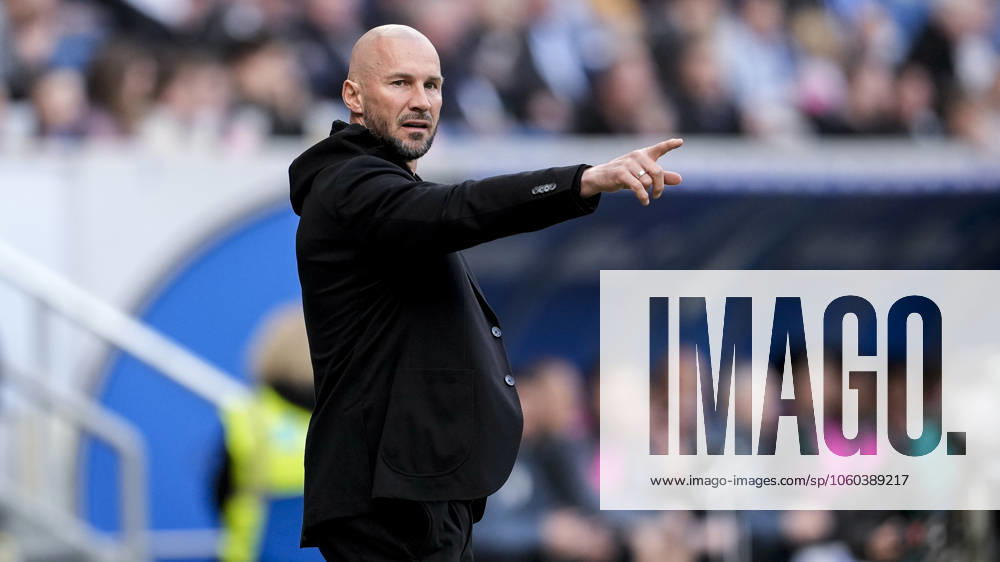 Christian Ilzer (Trainer, Cheftrainer, Hoffenheim), gibt Anweisungen, gestikuliert, mit den Armen gestikulieren, Einzelbild, Einzelfoto, Aktion, Action, 29.03.2025, Sinsheim (Deutschland), Fussball, Bundesliga, TSG 1899 Hoffenheim - FC Augsburg, DFB DFL REGULATIONS PROHIBIT ANY USE OF PHOTOGRAPHS AS IMAGE SEQUENCES AND OR QUASI-VIDEO.