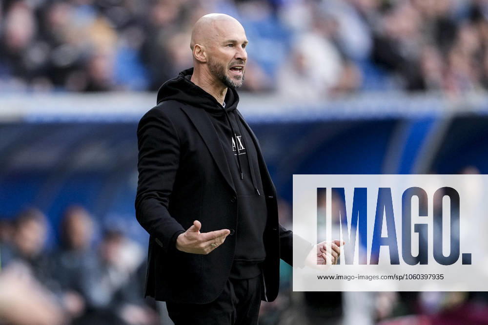 Christian Ilzer (Trainer, Cheftrainer, Hoffenheim), gibt Anweisungen, gestikuliert, mit den Armen gestikulieren, Einzelbild, Einzelfoto, Aktion, Action, 29.03.2025, Sinsheim (Deutschland), Fussball, Bundesliga, TSG 1899 Hoffenheim - FC Augsburg, DFB DFL REGULATIONS PROHIBIT ANY USE OF PHOTOGRAPHS AS IMAGE SEQUENCES AND OR QUASI-VIDEO.