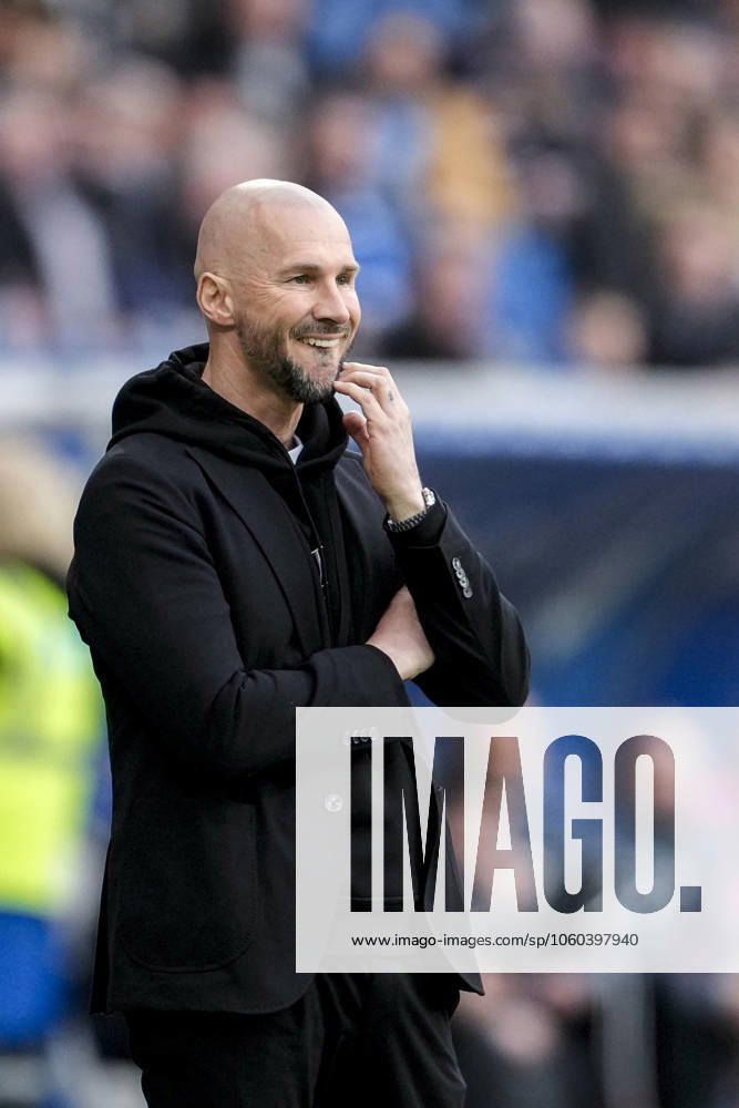 Christian Ilzer (Trainer, Cheftrainer, Hoffenheim), Einzelbild, Einzelfoto, Aktion, Action, nachdenklich, besorgt, pessimistisch, kratzt sich am Kinn, 29.03.2025, Sinsheim (Deutschland), Fussball, Bundesliga, TSG 1899 Hoffenheim - FC Augsburg, DFB DFL REGULATIONS PROHIBIT ANY USE OF PHOTOGRAPHS AS IMAGE SEQUENCES AND OR QUASI-VIDEO.