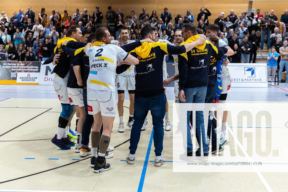 Team, Mannschaft, jubelt, Jubel, positive Emotionen, positive Emotion, Spielende, SV Schwaig Volleyball - Dentalservice Gust VC Dresden, Volleyball, 2. Bundesliga Sued, , 29.03.2025 SV Schwaig Volleyball - Dentalservice Gust VC Dresden, Volleyball, 2. Bundesliga Sued, , 29.03.2025 Schwaig